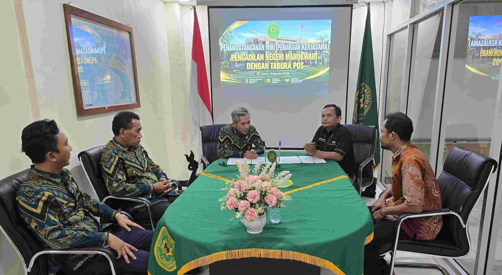 Ketua PN Manokwari, Mahendrasmara Purnamajati, SH, MH dan Pemimpin Perusahaan Tabura Pos, Roy M. Sibarani menandatangani MoU Publikasi Informasi dan Layanan Hukum di PN Manokwari, Kamis, 6 Agustus 2026. Foto: IST
