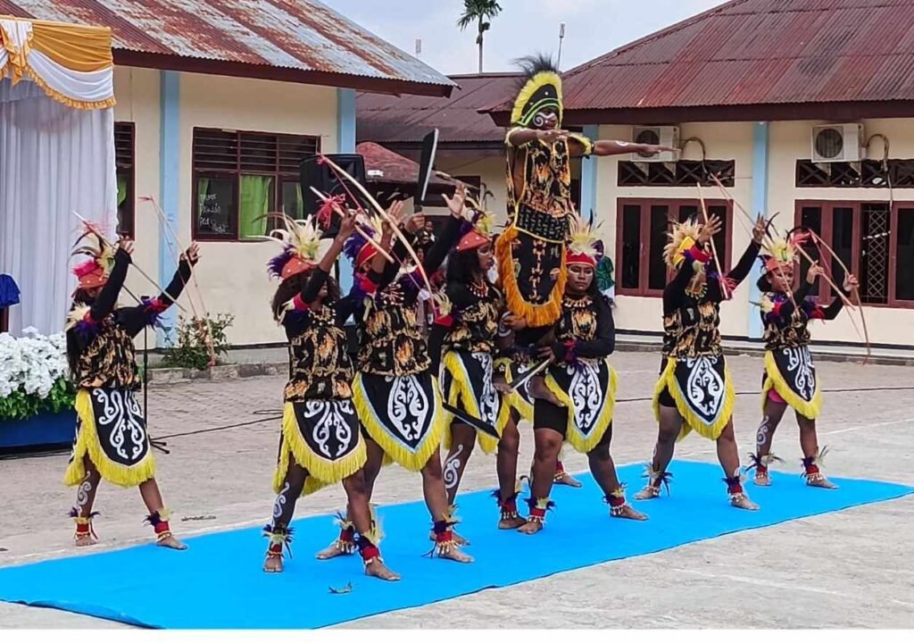 Siswa dan siswi SMP Negeri 1 Manokwari menyajikan pentas seni dalam acara HUT SMP Negeri 1 Manokwari ke-63 di halaman sekolah, Sabtu, 26 September 2026. Foto: HEN