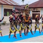 Siswa dan siswi SMP Negeri 1 Manokwari menyajikan pentas seni dalam acara HUT SMP Negeri 1 Manokwari ke-63 di halaman sekolah, Sabtu, 26 September 2026. Foto: HEN