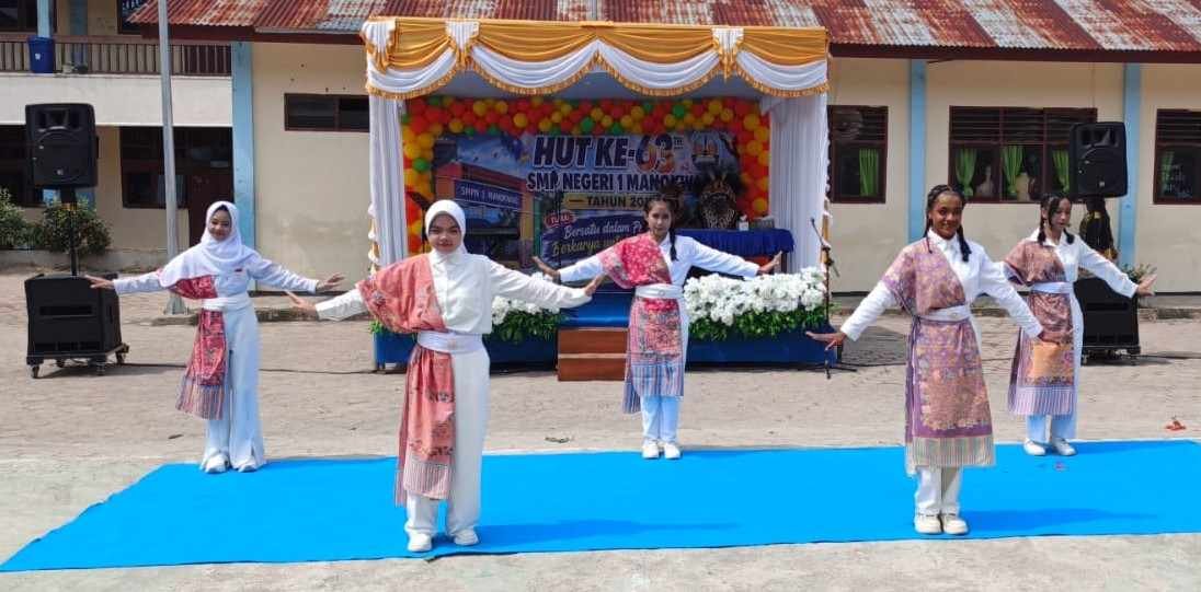 Siswa dan siswi SMP Negeri 1 Manokwari menyajikan pentas seni dalam acara HUT SMP Negeri 1 Manokwari ke-63 di halaman sekolah, Sabtu, 26 September 2026. Foto: HEN