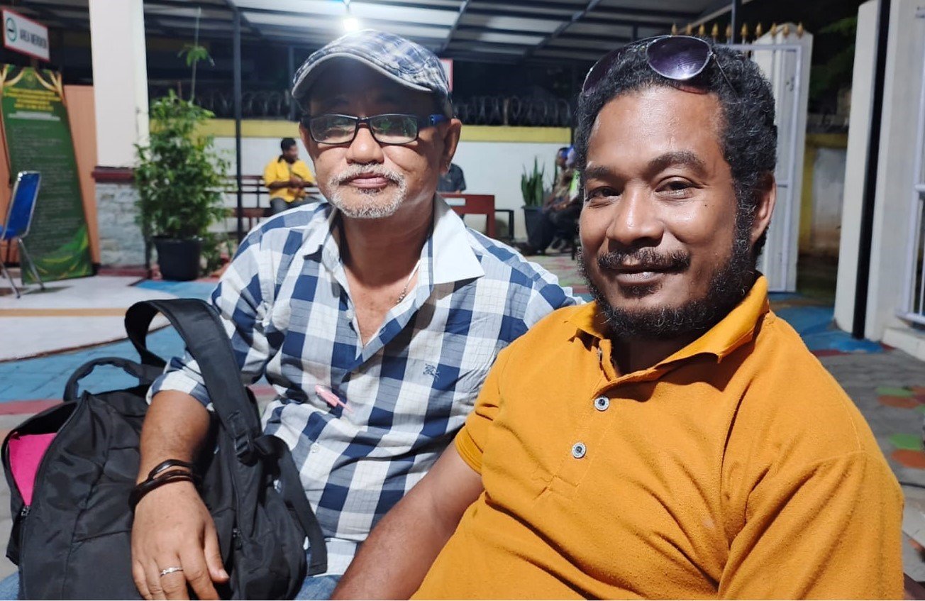 Kuasa hukum Pemohon, Yoneks Saiba, Abraham O.G. Wainarisi, SH didampingi Oktovianus F. Maspaitella, SH yang ditemui di PN Manokwari, usai sidang putusan gugatan praperadilan, Senin, 28 September 2026 malam. Foto: TIM2
