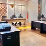 Sidang sengketa informasi yang diajukan Pemohon, Rixon Hendratnoputra terhadap Termohon, BPN Kabupaten Manokwari, dipimpin ketua majelis komisioner, Henry Sitinjak didampingi anggota majelis komisioner, Samuel Sirken, di Kantor Diskominfosantik Provinsi Papua Barat, Senin, 14 September 2026. Foto: IST