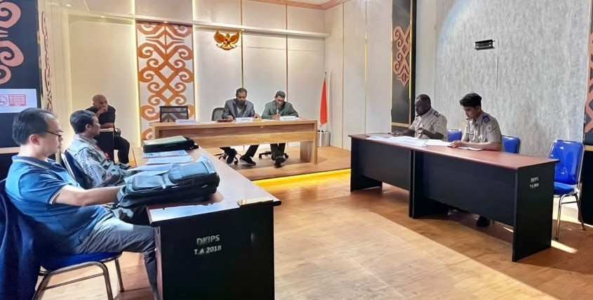 Sidang sengketa informasi yang diajukan Pemohon, Rixon Hendratnoputra terhadap Termohon, BPN Kabupaten Manokwari, dipimpin ketua majelis komisioner, Henry Sitinjak didampingi anggota majelis komisioner, Samuel Sirken, di Kantor Diskominfosantik Provinsi Papua Barat, Senin, 14 September 2026. Foto: IST